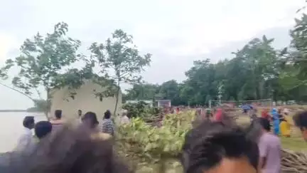 গোপীবল্লভপুর ২: ফের জল ছেড়েছে গালুডী,ফুঁসছে সুর্বণরেখা,ফের ভাঙনের কবলে মালিঞ্চা গ্রামের নদী তীরবর্তী এলাকা,আতঙ্কে দিন কাটাচ্ছেন মানুষজন