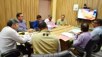 चमोली: DM की अध्यक्षता में राष्ट्रीय राजमार्ग, BRO और रेलवे विभाग से संबंधित वन भूमि हस्तांतरण प्रकरणों की समीक्षा बैठक आयोजित