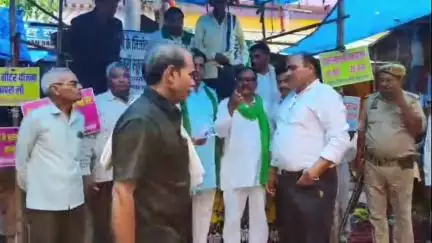 भरथना: भरथना में महंगी बिजली, स्मार्ट मीटर व स्कूल विलय के विरोध में किसान मोर्चा का धरना, ज्ञापन सौंपा गया