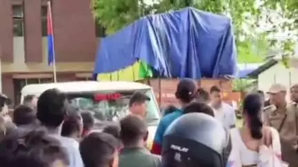 বোকাখাত: বোকাখাটত ভাৰতী সঞ্চয় কেলেংকাৰীৰ অভিযুক্ত মঞ্জিল পেগুক গ্ৰেপ্তাৰ কৰি আদালতলৈ নিয়াৰ সময়ত আৰক্ষী থানাত উত্তপ্ত পৰিস্থিতি