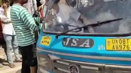 हरिद्वार: वाल्मीकि चौक पर शराब पीकर ऑटो चालकों ने किया हंगामा, पुलिस ने लगाई फटकार