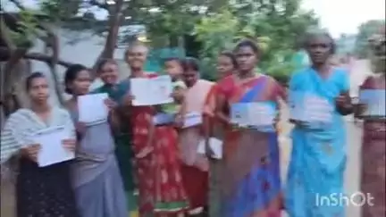 స్మార్ట్ మీటర్లు ఏర్పాటును వ్యతిరేకించాలని ప్రజలను చైతన్య పరుస్తూ కరపత్రాలు,స్టిక్కర్లుతో సీపీఎం నాతవరంలో ప్రచారం.