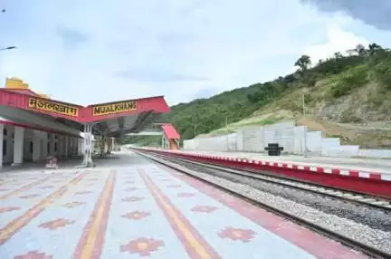 पहली बार मिजोरम की राजधानी आइजोल को देश के ब्रॉड गेज रेल नेटवर्क से जोड़ा गया है।यह ऐतिहासिक उपलब्धि बइरबी– सायरंग ब्रॉड गेज रेल परियोजना के पूरा होने से संभव हो सकी है।
#railminindia