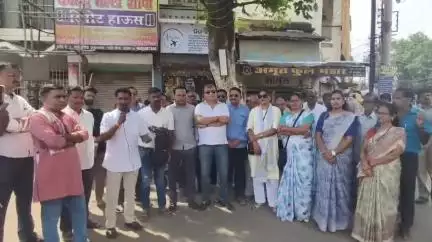 भंडारा: शहरातील हिंदू समाजाच्या मोक्षधामात ख्रिश्चन धर्मियांची दफनविधी केल्याच्या निषेधार्थ गांधी चौकात जवाब दो आंदोलन