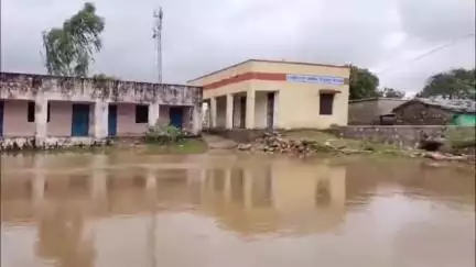 शाहबाद: केदारकुई के सरकारी विद्यालय में जलभराव, शिक्षण व्यवस्था पर पड़ा असर