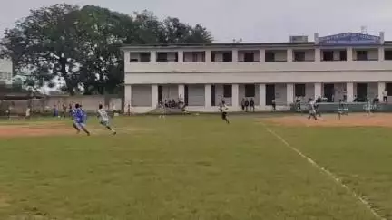 लोहरदगा: नदिया स्कूल मिनी स्टेडियम में लोहरदगा ए डिविजन फुटबॉल लीग का शुभारंभ, नदिया हॉस्टल ने यंग वारियर को 2-0 से हराया