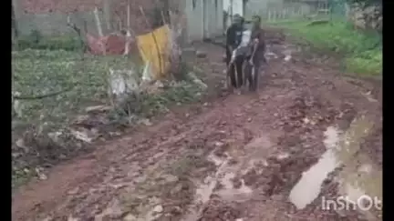बेमेतरा: चंदनु में एक मरीज का कंधे में ले जाते परिजनों का वीडियो सोशल मीडिया पर जमकर हो रहा है वायरल