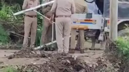 फतेहाबाद: शमशाबाद के ग्राम गढ़ी खांडेराव में पुलिस ने हटवाया सम्राट अशोक लिखा बोर्ड, वीडियो सोशल मीडिया पर हुआ वायरल