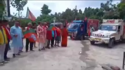 जोगापट्टी: पीएम मोदी के आगमन को लेकर विधायक विनय बिहार ने योग पार्टी में किया पत्रिका वितरण, गांव-गांव पहुंच रहा जागरूकता रथ