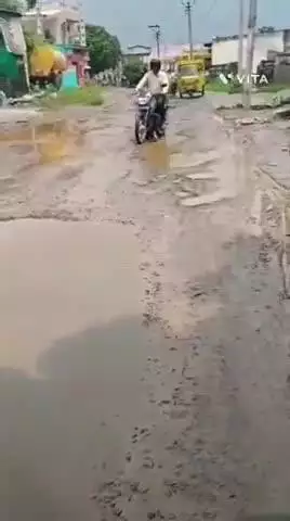 बागीदौरा: नौगामा गांव में मुख्य मार्ग पर कीचड़ और खड़ो से आमजन हो रहे परेशान