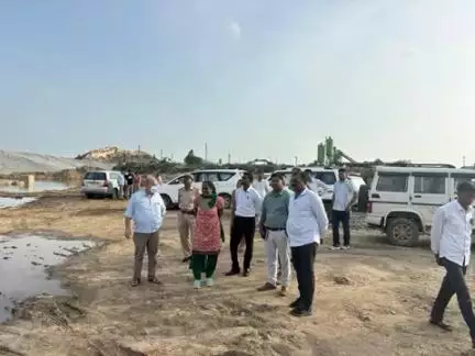 टोंक: जिला कलेक्टर कल्पना अग्रवाल ने ईसरदा बांध का निरीक्षण किया, पुनर्वास अवॉर्ड कार्य में गति लाने के दिए निर्देश