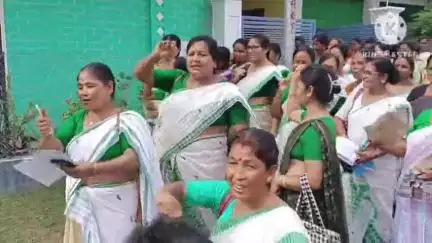 পশ্চিম যোৰহাট: অংগনৱাড়ী কৰ্মী আৰু সহায়িকাৰ মাননী বৃদ্ধিত সন্তুষ্ট নহয় কৰ্মীসকল, মধ্য যোৰহাট সংহত শিশু উন্নয়ন প্ৰকল্পত প্ৰতিবাদ