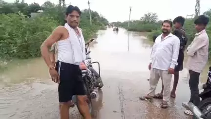 किशनगंज: किशनगंज में चित्तौड़ा खाल में उफान आने से अस्पताल और छात्रावास का संपर्क कटा