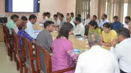 चूरू: कलेक्ट्रेट में जिला कलक्टर ने अधिकारियों को दिए निर्देश, ली समीक्षा बैठक