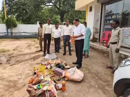 अलीराजपुर: कट्ठीवाड़ा में SDM तपीस पांडे और संयुक्त दल ने किया औचक निरीक्षण, किराना दुकान से एक्सपायरी सामान नष्ट किया
