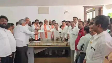ఇబ్రహీంపట్నం: శేర్లింగంపల్లిలో 30 లక్షల విలువచేసే బోనాలకు సంబంధించిన చెక్కులను పంపిణీ చేసిన ఎమ్మెల్యే ఆరికె పూడి గాంధీ