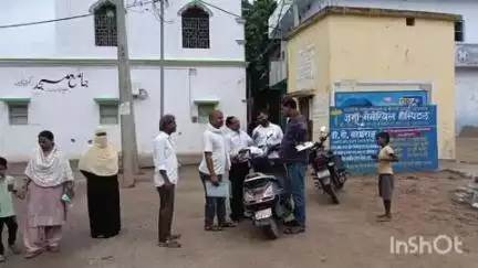 कुर्था: कुर्था प्रखंड शिक्षा पदाधिकारी ने कुर्था डीह में मतदाता सूची पुनरीक्षण कार्य का निरीक्षण किया