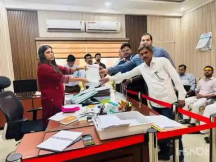 कासगंज: लेखपाल संघ ने कलेक्ट्रेट पर डीएम को ज्ञापन दिया, हापुर के मृतक लेखपाल के परिवार को आर्थिक सहायता देने की मांग की