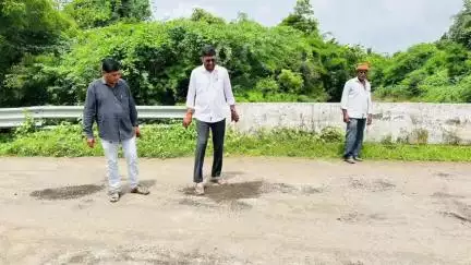 ભેસાણ: મોટા-કોટડા ભેસાણ રોડ ઉપર ક્વોરી કપચીનો ભીનો ભૂકો નાખીને ખાડા ભરતા હતા સ્થળની મુલાકાત લેતા ધારાસભ્ય