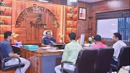 गिरिडीह: उपायुक्त रामनिवास यादव ने डीसी ऑफिस में कल्याण विभाग की योजनाओं की समीक्षा की