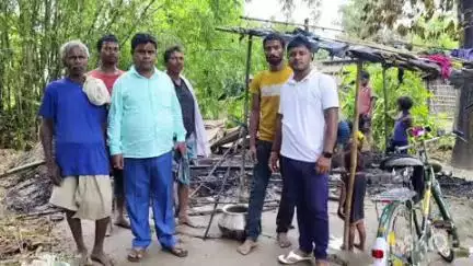 कोढ़ा: कोढ़ा के मखदमपुर पंचायत के झिटकिया गांव में शॉर्ट सर्किट से एक परिवार का घर जलकर राख