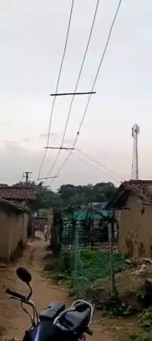 इचाक: देवकुली पंचायत में बिजली विभाग की लापरवाही, सड़कों पर लटक रहा तार, ग्रामीणों में दहशत
