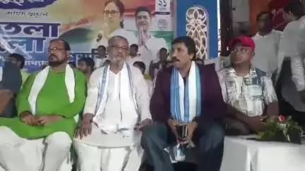 বহরমপুর: রাস্তার মাঝেই সভা করে বিপাকে পড়লো তৃণমূল,বহরমপুরে  রাজনৈতিক তরজা তুঙ্গে তীব্র কটাক্ষ বিজেপি নেতার