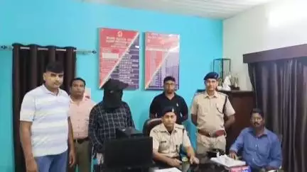 कांके: पंडरा थाना क्षेत्र के बब्लू इंटरनेट कैफे में आरपीएफ की छापेमारी, रेलवे ई-टिकट दलाल गिरफ्तार
