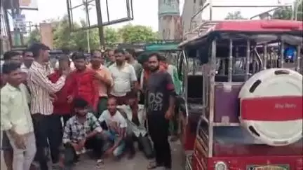 फिरोज़ाबाद: शहर में चलने वाले ई-रिक्शा चालकों ने गांधी पार्क परिसर में की हड़ताल