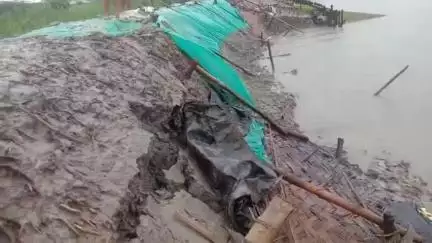 হিঙ্গলগঞ্জ: কেদার চক এলাকায় রায়মঙ্গল নদী বাঁধে ধস,আতঙ্কিত এলাকাবাসী