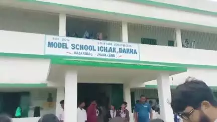 इचाक: मॉडल विद्यालय में आठवीं कक्षा के छात्रों को साइकिल वितरित, शिक्षा को मिलेगी गति