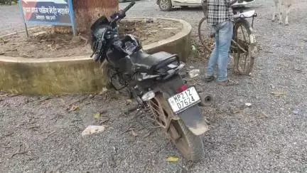 विजयराघवगढ़: ग्राम गुड़ेहा के छैघरा में टक्कर मारकर दो युवकों को घायल करने वाली मोटरसाइकिल पुलिस ने की ज़ब्त