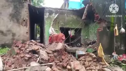 রঘুনাথপুর ২: চেলিয়ামাতে হুড়মুড়িয়ে ভাঙলো মাটির বাড়ি,প্রাণে বাঁচলো দুই পুত্র সন্তানসহ বিধবা মহিলা