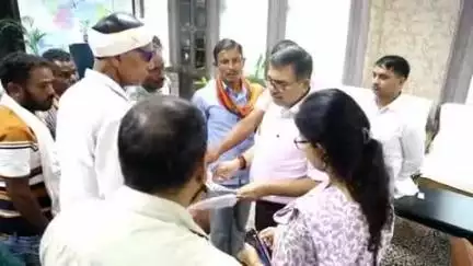 चास: समाहरणालय स्थित कार्यालय कक्ष में हुआ जनता दरबार का आयोजन