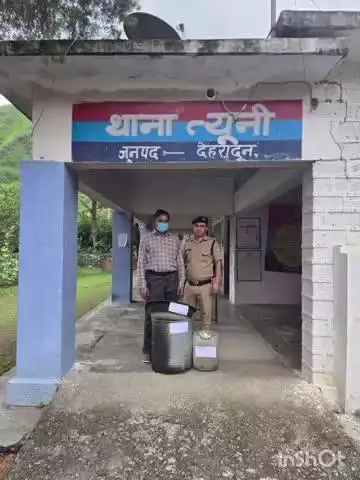 चकराता: त्यूणी में एक व्यक्ति से 10 लीटर कच्ची शराब बरामद