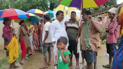 चान्हो: पाकरटोली में पूर्व मंत्री बंधु तिर्की ने गुपेन उरांव के परिजनों से मुलाकात की