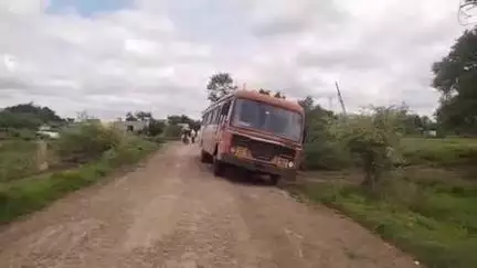 परभणी: कुंभारी येथे एसटी महामंडळाच्या बसचे पाटे निखळले,मोठी दुर्घटना तळली