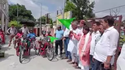 पकड़ी दयाल: पकड़ी दयाल बुनियाद केंद्र के सौजन्य से 15 दिव्यांगजनों को मोटर ट्राई साइकिल के साथ हरी झंडी दिखाकर रवाना किया गया