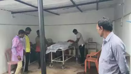 लोहरदगा: भंडरा थाना क्षेत्र में सड़क दुर्घटना में बेटे की मौत पर बिलखते माता-पिता, स्कूल जाने वाला था