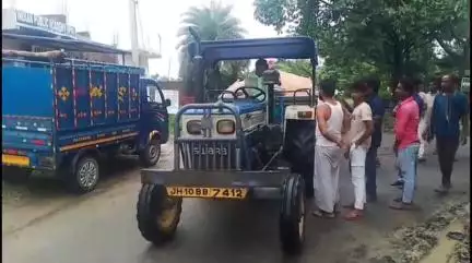 गोविंदपुर: PCR भैन की पुलिस कर रही थी अवैध बालू गाड़ियों से वसूली, कालाडाबर चौक में बालू लदे ट्रैक्टर ने महिला को मारी ठोकर
