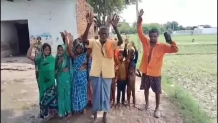 मिर्ज़ापुर: चील के बनवासी बस्ती के लोग जर्जर सड़क, पानी व बिजली की समस्या से जूझ रहे हैं, प्रशासन के खिलाफ की नारेबाजी