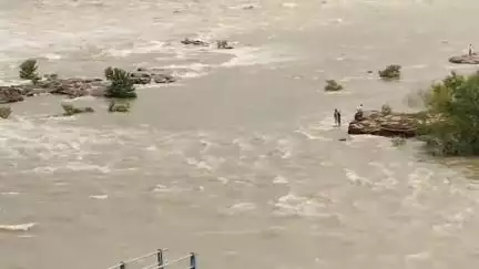 नरवर: नरवर मोहनी बांध के गेटों के नीचे सिंध नदी में लोग मौत को दे रहे हैं न्योता