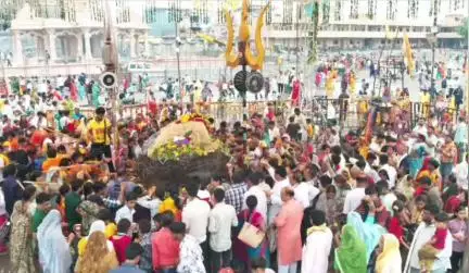 सीहोर: अंतर्राष्ट्रीय कथावाचक पंडित प्रदीप मिश्रा के कुबेरेश्वर धाम में उमड़ी श्रद्धालुओं की भीड़