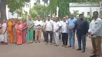 धुळे: साक्री रोड प्रभाग क्रं 7 पोळ कुटुंबाच्या जागे प्रश्नी पोलीस अधीक्षक कार्यालयात अप्पर पोलीस अधिकारी देसलेंना देण्यात आले
