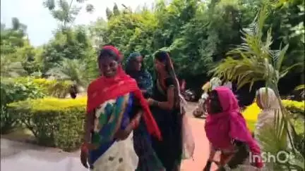 बेमेतरा: कलेक्ट्रेट में सिंघोरी वार्ड के लोगों ने नल में पानी नही आने से परेशान,DM को ज्ञापन सौप कर सुधार करने की मांग#jansamasya