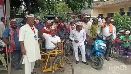 संभल: सम्भल में दिव्यांगों ने 21 सूत्रीय मांगों को लेकर किया प्रदर्शन, कहा- रोजगार नहीं, तो चुप्पी नहीं