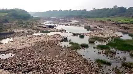 औंढा नागनाथ: वाळूची चोरटी वाहतूक,महसूल पथकाला पाहताच ट्रॅक्टर हेड जागेवर सोडून चालकांनी काढला पळ नांदखेडा येथील घटना