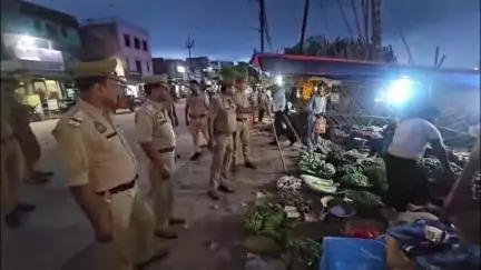 एटा: शिकोहाबाद रोड पर अतिक्रमण की शिकायत पर कोतवाली पुलिस फोर्स ने चलाया अतिक्रमण अभियान, मचा हड़कंप