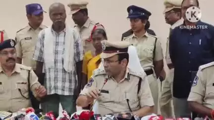 చెన్నూరు: కోటపల్లికి చెందిన ఇద్దరు మావోయిస్టు దంపతులు పోలీస్ కమిషనర్ ఎదుట లొంగిపోయారు. వారిపై 25 లక్షల రివార్డ్ ఉంది