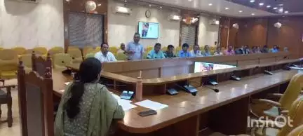 हरदोई: कलेक्ट्रेट सभागार में मुख्य विकास अधिकारी की अध्यक्षता में बेसिक शिक्षा विभाग की बैठक हुई